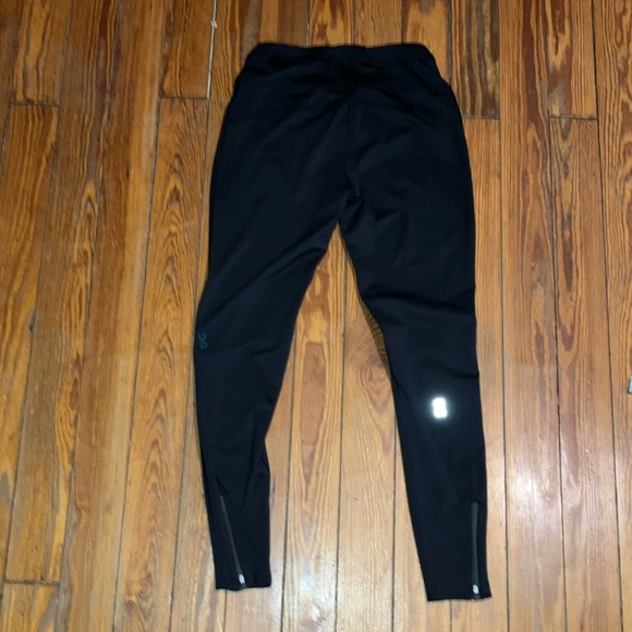 On Running Leggings with Reflective Stripes - Picture 5 of 7